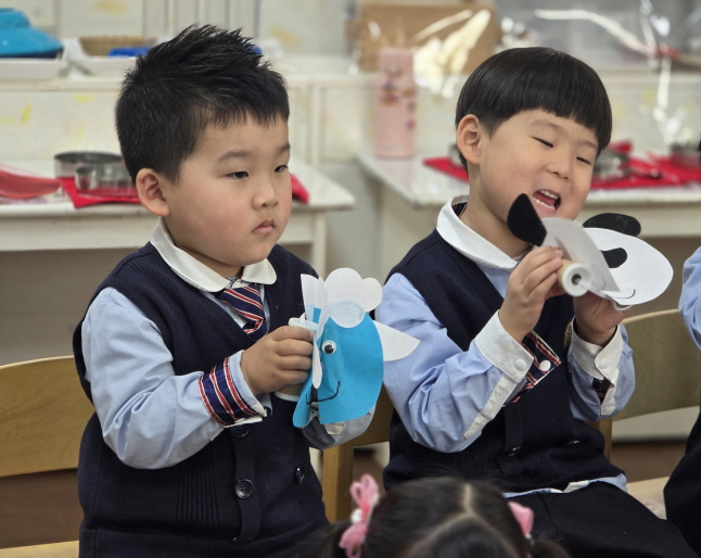 음악에 맞춰 얼굴을 내밀어 보아요~!
